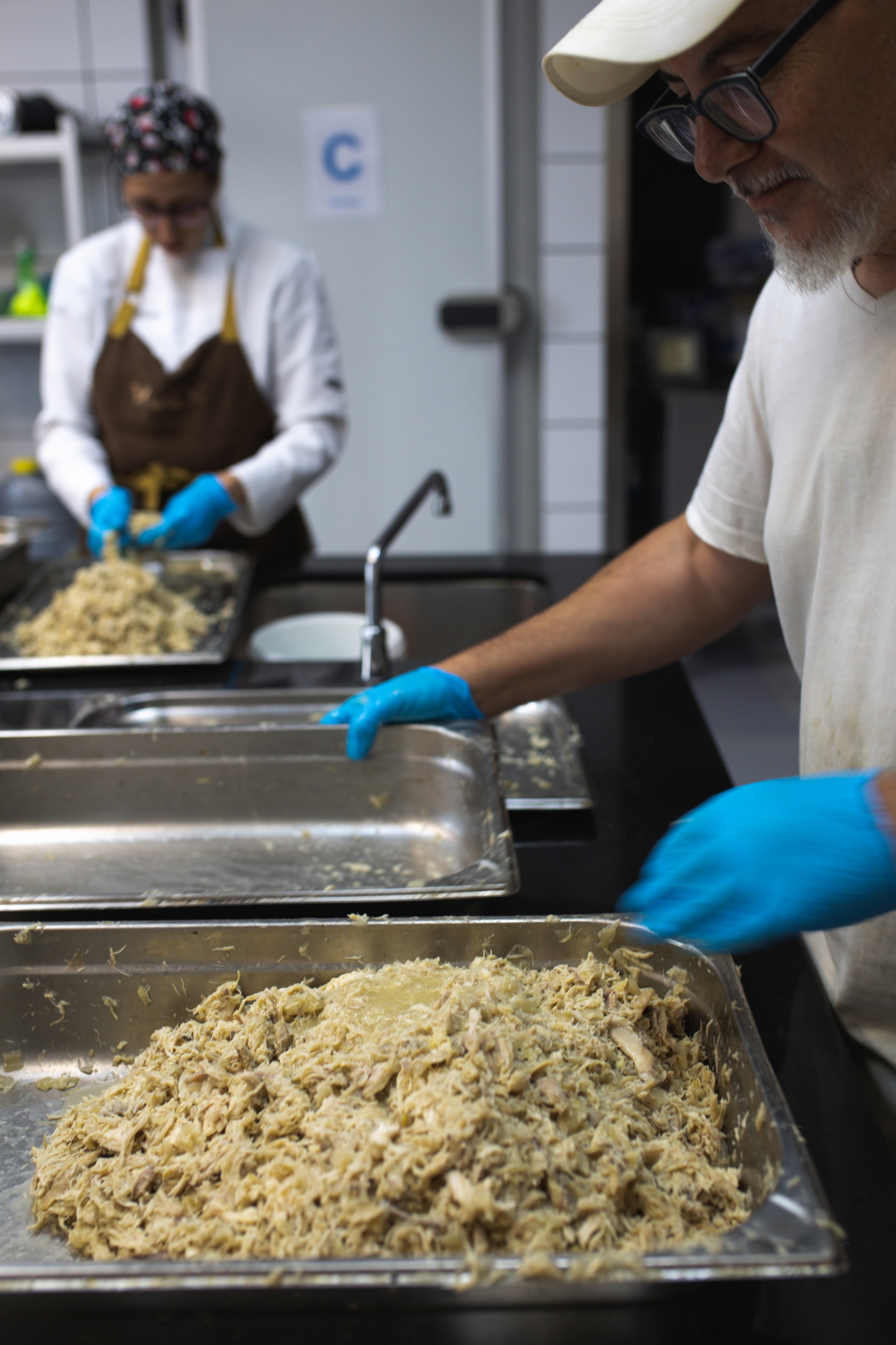 Preparación de croquetas caseras en Garum Gastronomía Dominic Scott
