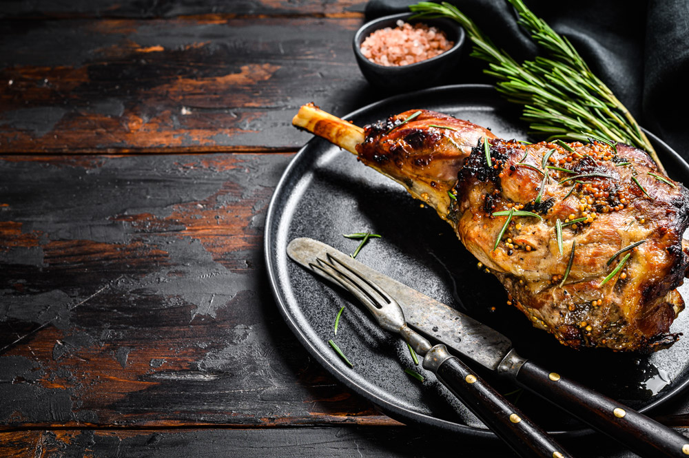 Pierna de cordero cocinada a baja temperatura.