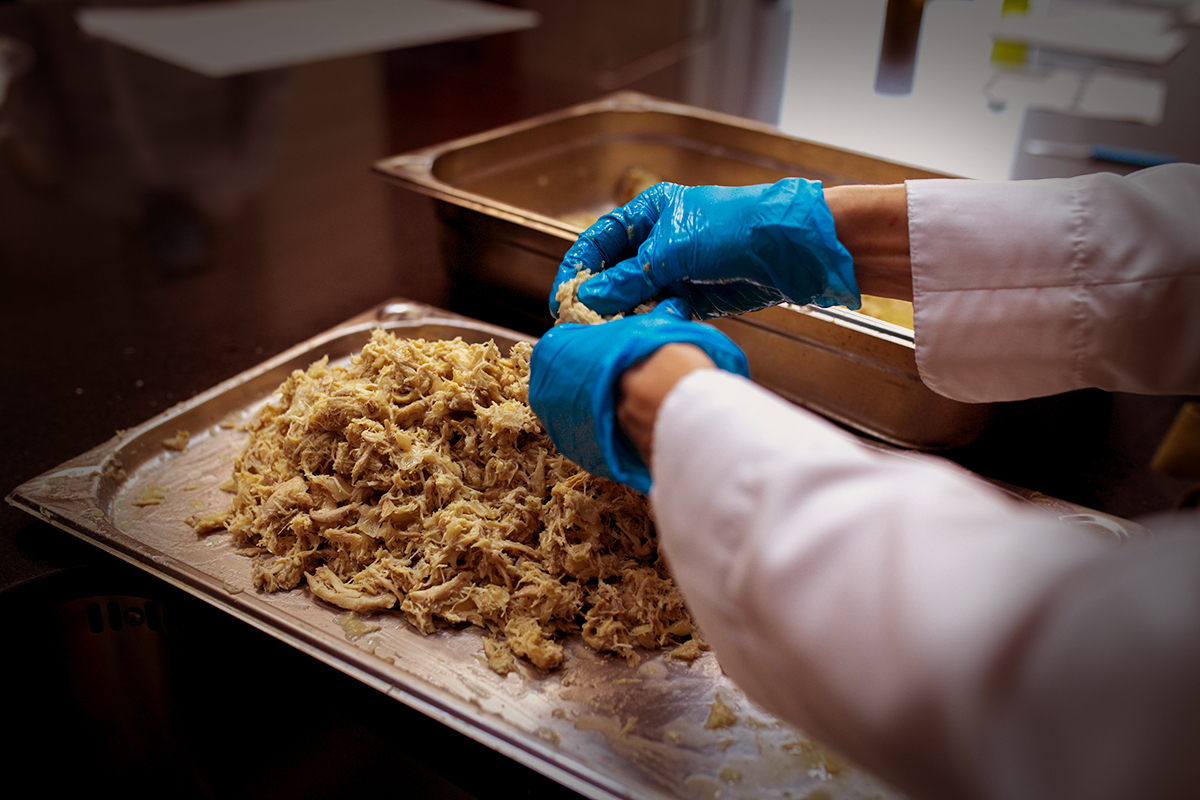 Preparando croquetas a mano en Garum Gastronomia